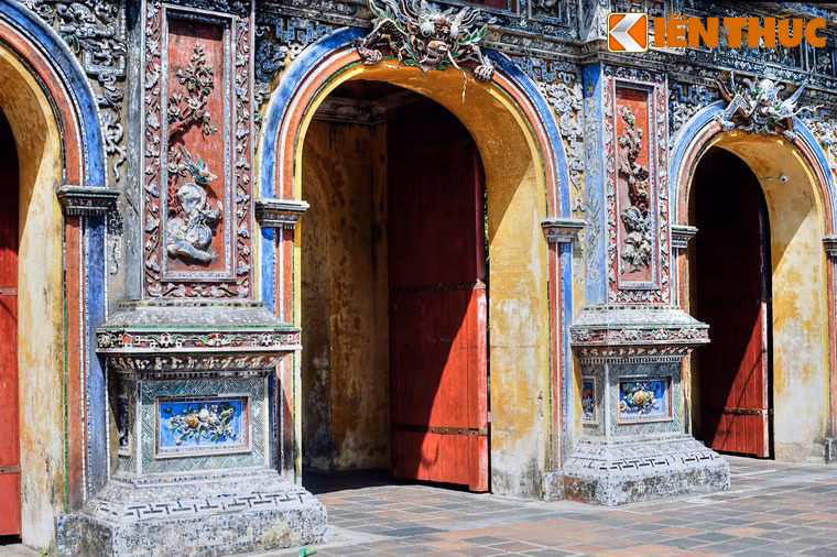 Dưới thời nhà Nguyễn, cửa Hiển Nhơn là cửa dành riêng cho quan lại và nam giới hoàng tộc ra vào Hoàng Thành.