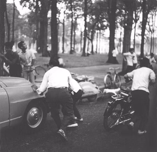 Cảnh tượng hoảng loạn ở đường Thống Nhất (nay là đường Lê Duẩn), trước cổng Dinh, khi vụ tấn công xảy ra. Theo công bố của giới chức, hai phi công thực hiện vụ ném bom Dinh Độc Lập là Nguyễn Văn Cử và Phạm Phú Quốc, đều phục vụ trong không quân Sài Gòn. Ảnh: Vietnam Center and Archive.