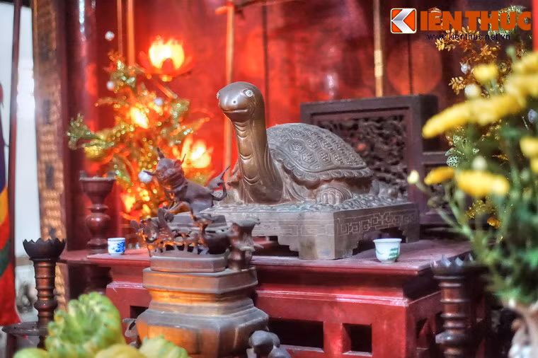 Ban thờ thần Kim Quy trong đền.