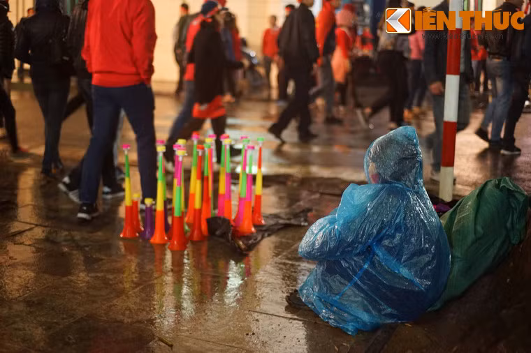 Mọi người bắt đầu rời khỏi khu vực bờ hồ trong trật tự. Đêm nay, bờ hồ Gươm sẽ không có "bão" như hai đêm trước.