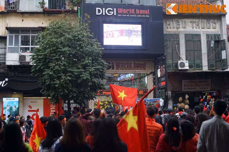 Một cửa hàng điện máy ở khu vực bờ hồ lắp chiếc TV màn hình lớn ở mặt tiền, thu hút hàng trăm khán giả theo dõi trận đấu của U23 Việt Nam.