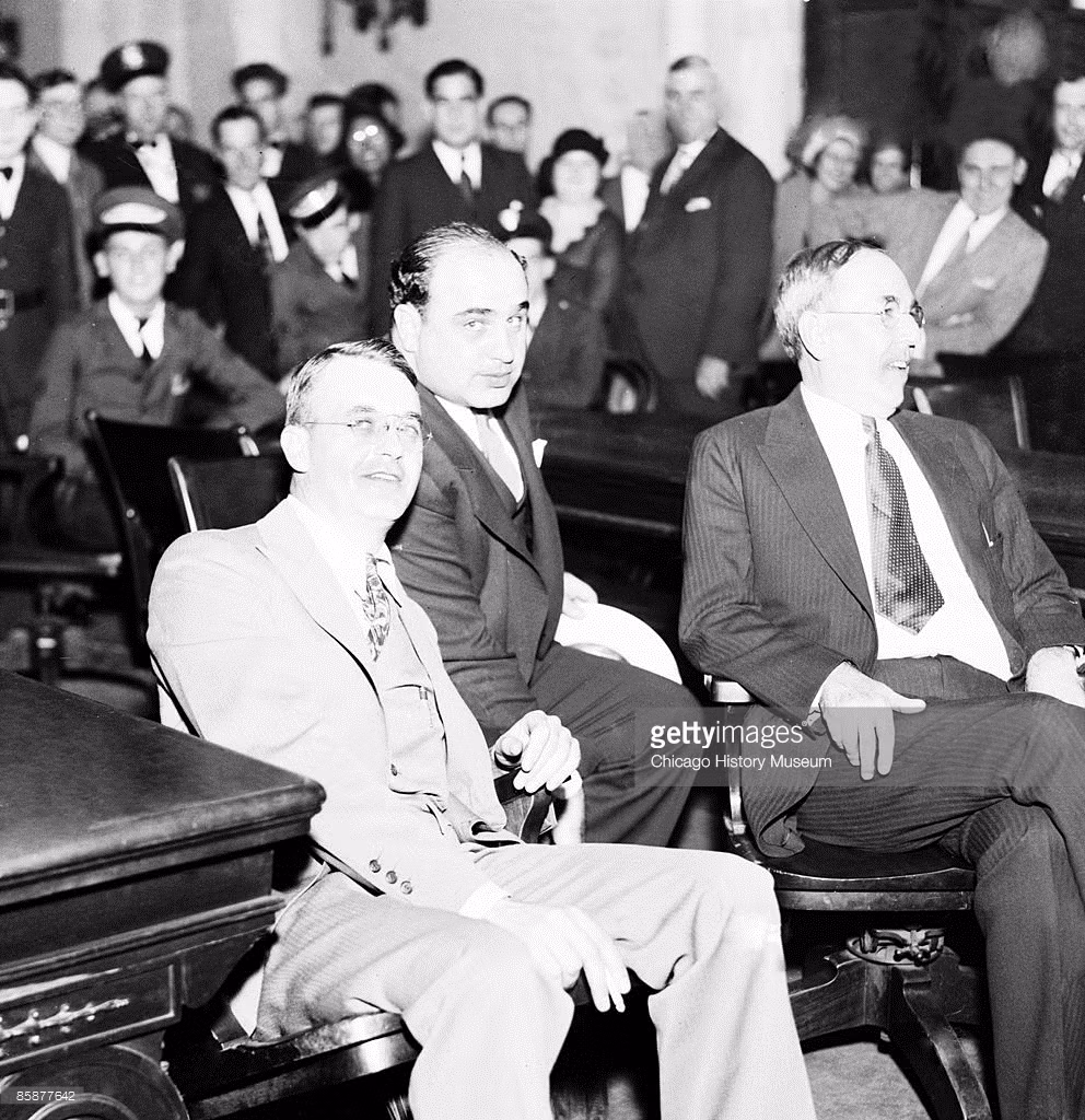 Al Capone với các luật sư Mike Ahern (bên trái) và Albert Fink (bên phải) tại phiên tòa ở Chicago tháng 10/1931. Ảnh: Getty.