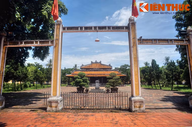 Sau khoảng sân là cổng tam quan, đánh dấu khu vực chính của Quốc Tử Giám. Công trình trung tâm của Quốc Tử Giám là Di Luân Đường, nằm sau cổng.