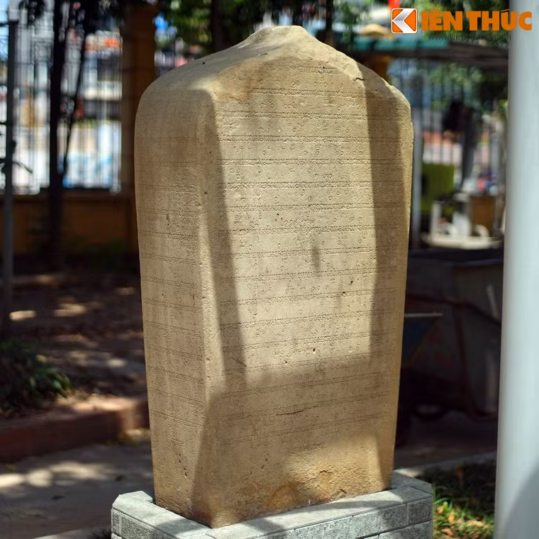 Bia Hóa Quê được dựng năm 831 Saka (năm 909) ở Hóa Quê, Đà Nẵng. Bia ghi việc phong tước vị cho ba anh em của nhà vua Bhadravarman II và ghi việc cung tiến những pho tượng vào đền thờ thần trong các năm 820, 829 và 830 Saka.