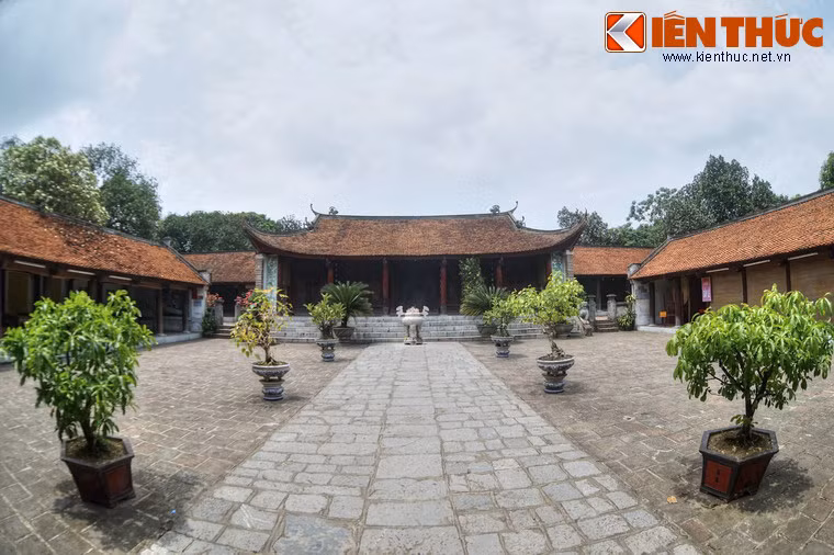 Sau tiền đường là tòa thượng điện có kết cấu 5 gian. Hai bên thượng điện có hai dãy nhà phụ trợ làm nơi tiếp khách và sinh hoạt của người trông đền. Trước thượng điện là khoảng sân rộng, hai bên sân có hai dãy hãnh lang.