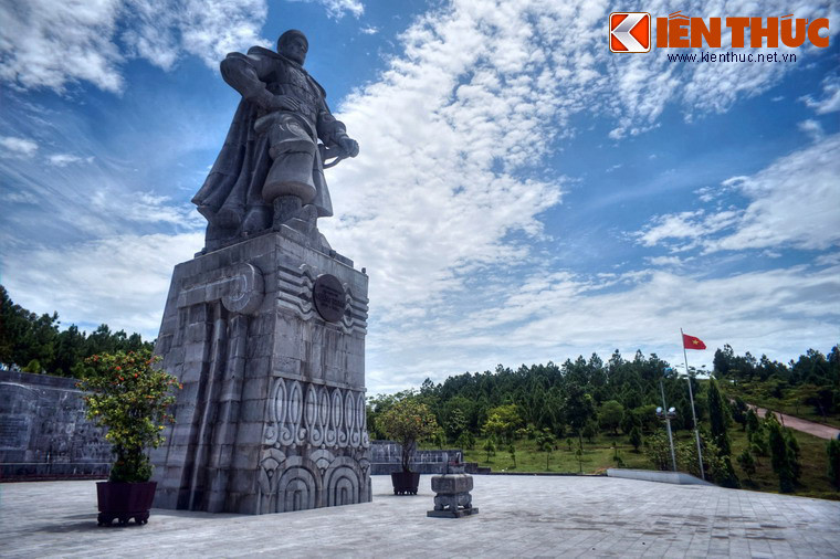 Nằm ở xã Thủy An, thành phố Huế, núi Bân là một ngọn núi nhỏ cao 43m, nằm cạnh núi Ngự Bình, được người anh hùng Nguyễn Huệ chọn làm nơi lập đàn Nam Giao để tế cáo Trời Đất, chính danh lên ngôi Hoàng đế với niên hiệu Quang Trung vào ngày 25/11 năm Mậu Thân (22/12/1788).