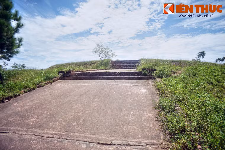 Sau khi triều Tây Sơn sụp đổ, vua Gia Long đã thực hiện chính sách trả thù khắc nghiệt. Mọi dấu tích của vương triều Tây Sơn gần như bị xóa trắng. Núi Bân gần như là di tích duy nhất của vương triều Tây Sơn ở Huế còn tồn tại.