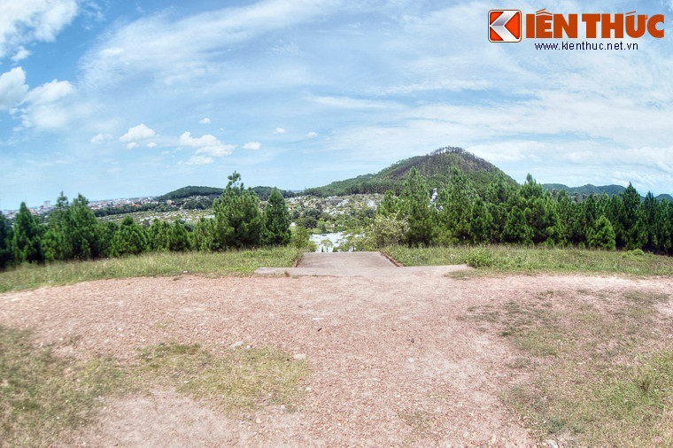 Đỉnh đàn tế là đỉnh núi. Tại đây, người anh hùng áo vải Nguyễn Huệ tế cáo trời đất và đọc chiếu lên ngôi với niên hiệu Quang Trung, khởi đầu triều đại Tây Sơn. Sau kh lên ngôi, Hoàng đế Quang Trung đã đích thân chỉ huy cuộc hành quân thần tốc ra Bắc để tiêu diệt 29 vạn quan Thanh xâm lược.