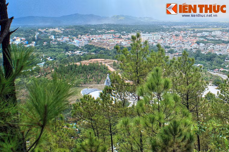 Chỉ có hơn một ngày chuẩn bị nên quân đội Tây Sơn đã tận dụng địa thế có sẵn của núi Bân để xẻ đường, bạt núi lập đàn. Đàn được kiến thiết thành ba tầng hình nón cụt chồng lên nhau, tầng trên cùng bề mặt bằng phẳng. Có bốn lối đi lên đàn tế theo bốn hướng Đông, Tây, Nam, Bắc.