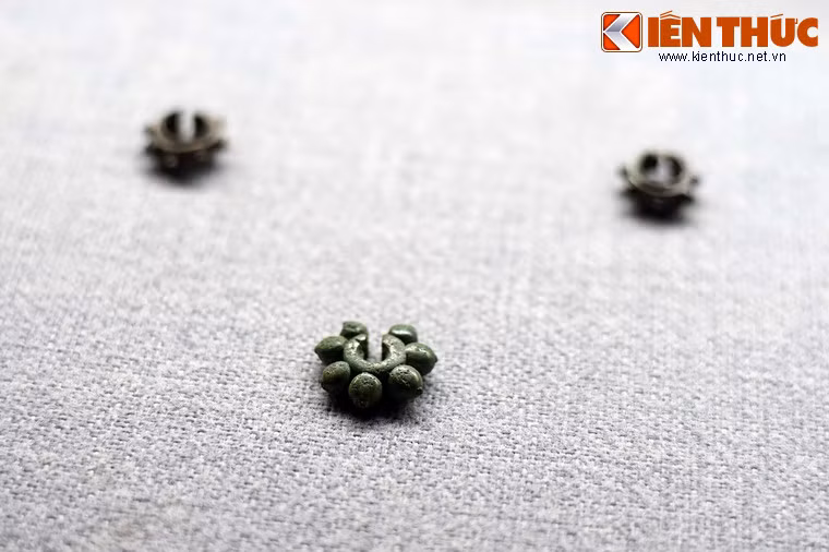 Bên cạnh vàng, các món trang sức làm bằng chất liệu khác của cư dân văn hóa Óc Eo cũng rất ấn tượng. Trong ảnh là khuyên tai đá quý.