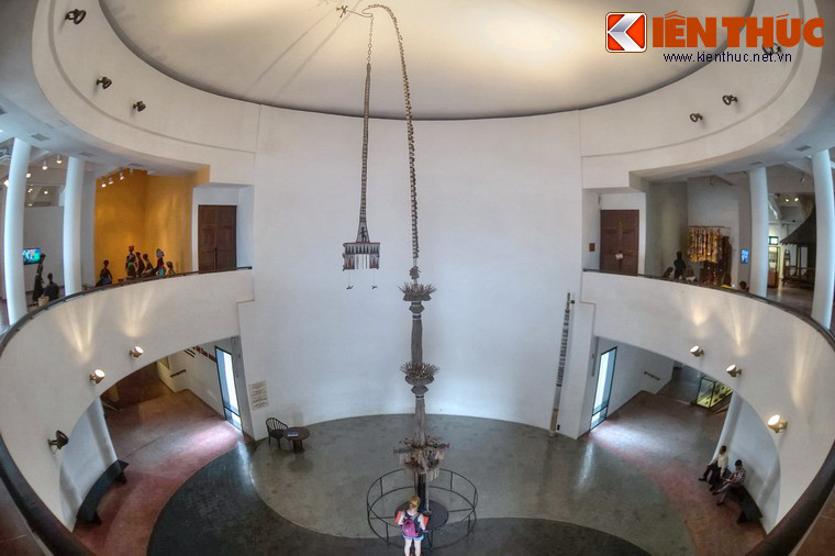 Nằm trên đường Nguyễn Văn Huyên, quần cầu giấy Cầu Giấy, Bảo tàng Dân tộc học khánh thành năm 1997, là nơi tái hiện bức tranh văn hóa vô cùng đặc sắc của đồng bào 54 dân tộc trên mảnh đất Việt Nam.