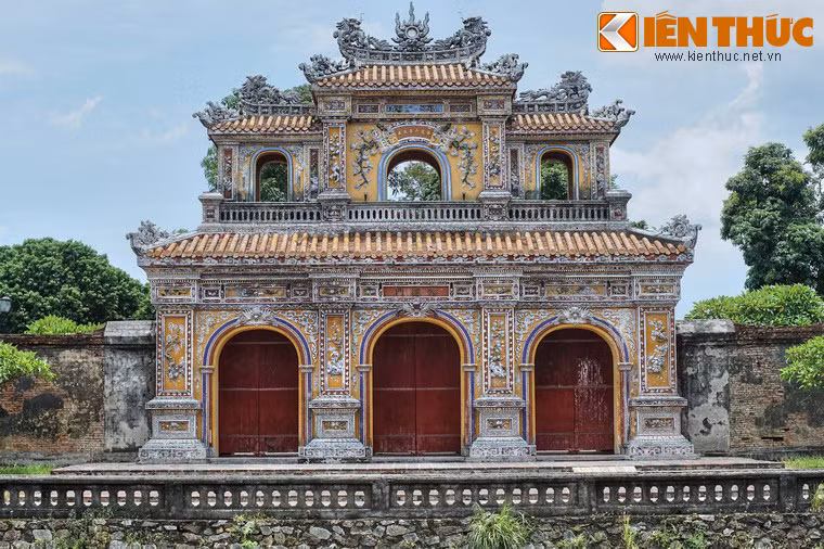 Diện mạo hiện tại của cửa Chương Đức định hình từ năm 1921. Khi đó, vua Khải Định đã cho hạ giải hoàn toàn kết cấu gỗ của tam quan cũ và xây dựng lại trên nền cũ với quy mô lớn hơn một tam quan đồ sộ 2 tầng hoàn toàn bằng gạch, vôi vữa với hình thức trang trí đắp gắn mảnh sành sứ.