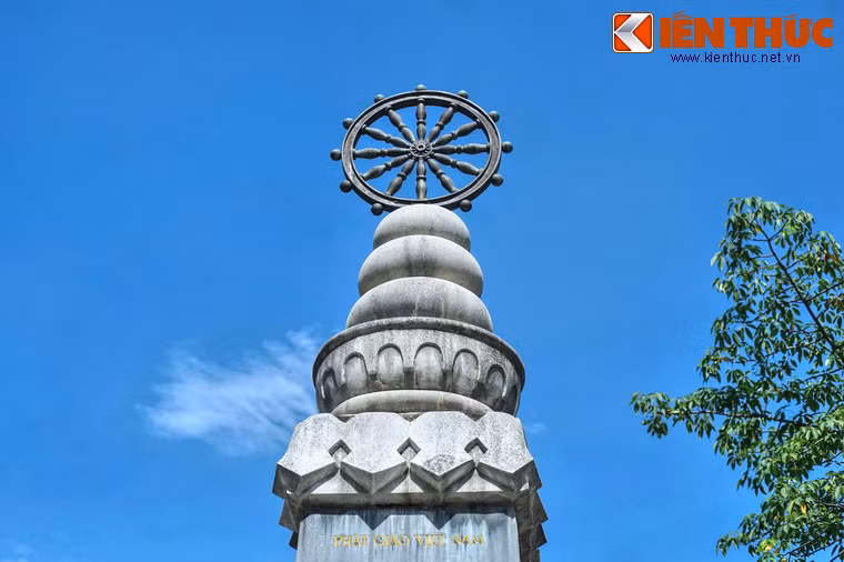 Phần đỉnh là một đài hoa được trang trí bằng hình lá sen ngược và 3 quả cầu chồng lên nhau biểu trưng cho Tam bảo: Phật - Pháp - Tăng. Chiều cao của phần đỉnh ước chừng 1,5m.