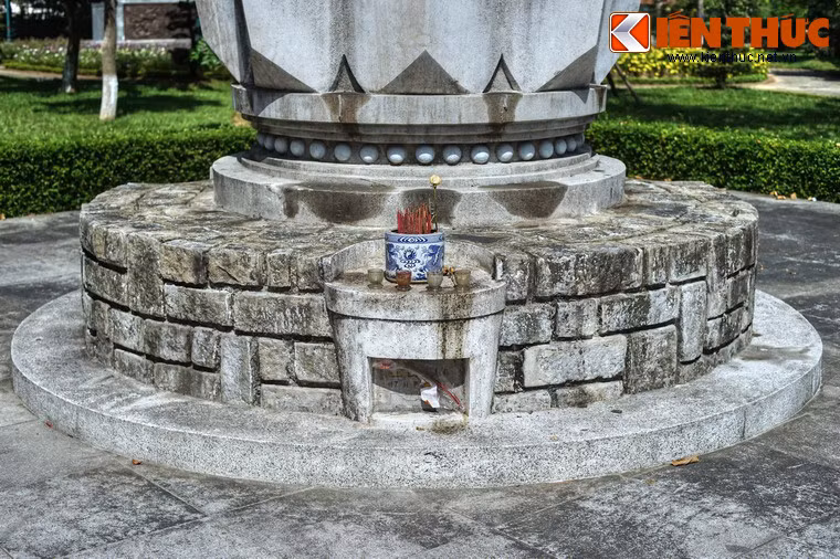 Phần đế được xem như phần mộ, gồm trụ đế và đài, có chiều cao 0,8m, chu vi khoảng 9,91m.