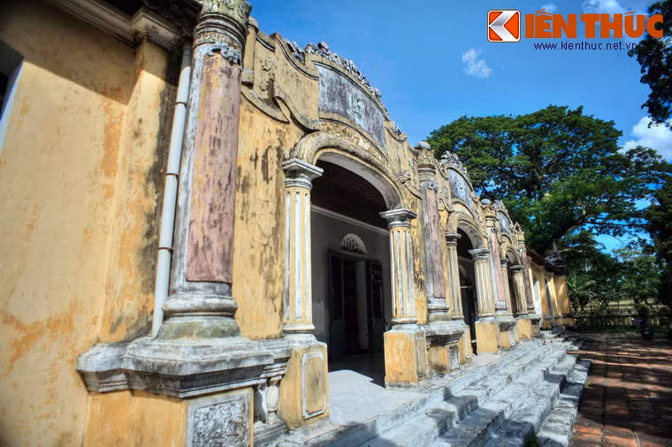 Nhìn chung, đây là các công trình có sự pha trộn phong cách Đông - Tây khá độc đáo. Hiện nay, hay dãy nhà này đang được sử dụng làm nhà trưng bày về lịch sử địa phương.