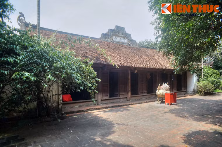 Phía sau đình Ngự Triều Di Quy có chùa Bảo Sơn, còn gọi là chùa Cổ Loa. Chùa được khởi dựng vào khoảng đầu thế kỷ 17, bố cục mặt bằng nền theo dạng “nội Công, ngoại Quốc”. Các hàng mục chính gồm: Tiền đường, thiêu hương, thượng điện, hậu cung, gác chuông, tháp mộ, nhà Tổ...