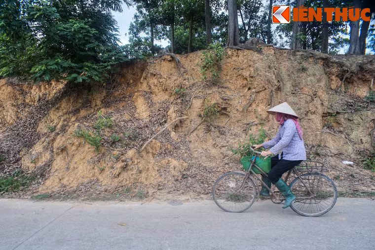 Dấu tích một đoạn tường thành đất của thành Cổ Loa xưa. Tương truyền, thành cổ này có 9 vòng xoáy trôn ốc, nhưng căn cứ trên các vết tích, giới khoa học xác định thành có 3 vòng: Vòng ngoài chu vi 8 km, vòng giữa 6,5 km, vòng trong 1,6 km. Trong đó, vòng thành nội có thể đã được làm về sau, thời Ngô Quyền.