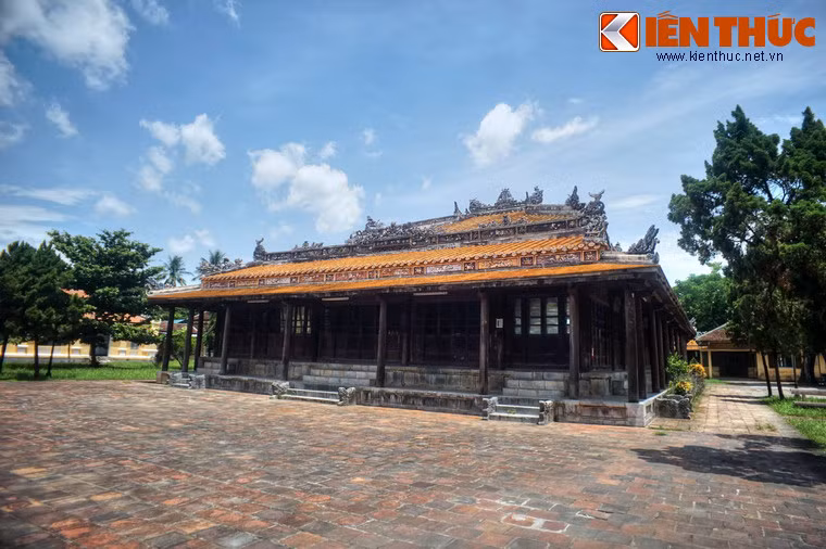 Di Luân Đường là một một dạng khá đặc biệt của kiến trúc cung đình Huế: Kiểu “đường” là chính nhưng pha trộn cả kiểu “các”, gần tương tự kiến trúc tòa Thái Bình Lâu ở bên trong Tử Cấm Thành. Tuy nhiên, Di Luân Đường có quy mô lớn hơn và hình thức phức tạp hơn nhiều.