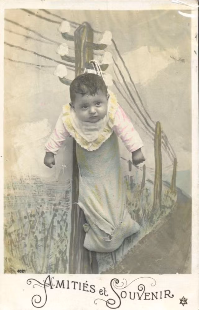 Hết cột đèn thì đến cột điện. Ảnh: Vintag.