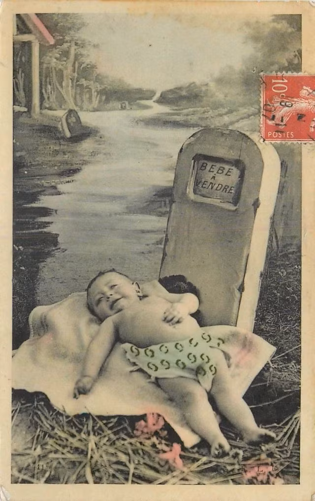 Em bé này bị rao bán với cách thức khá rùng rợn: Đặt trên nấm mộ với bia mộ ghi dòng chữ "Bán trẻ em". Ảnh: Vintag.