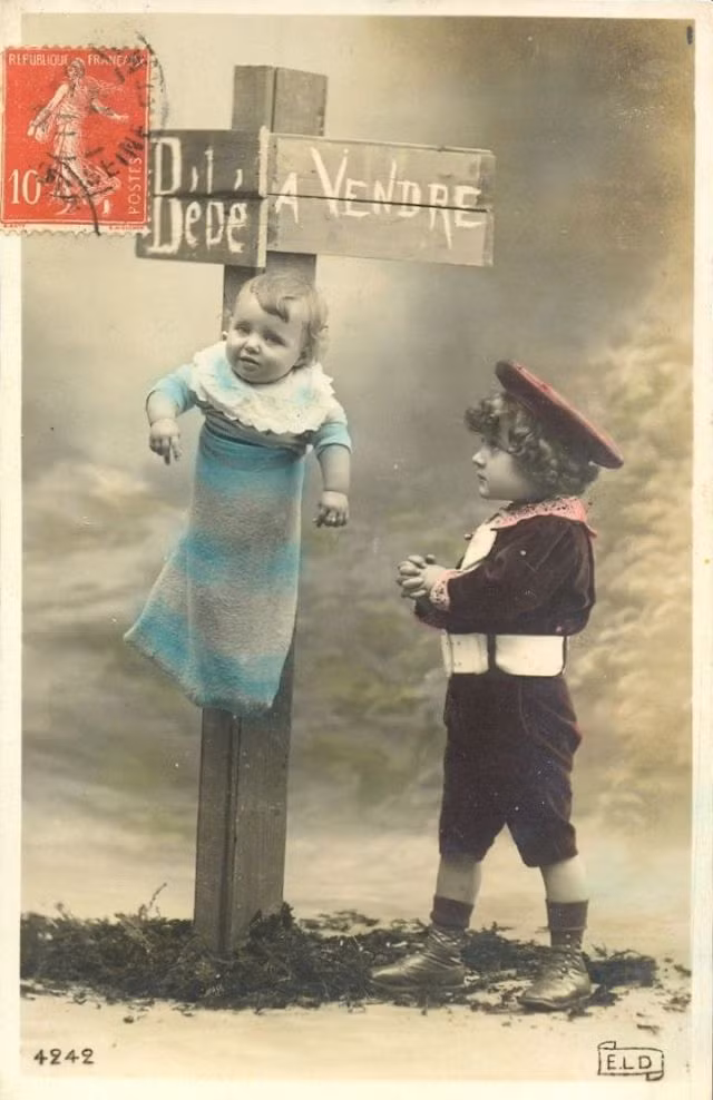 Hay cột chỉ đường. Ảnh: Vintag.