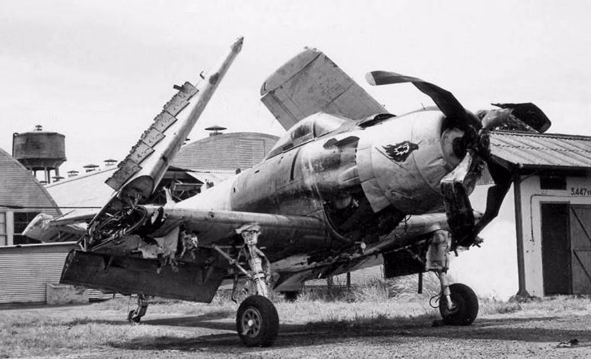 Trong khi đó, một trong hai chiếc A-1 Skyraider thực hiện phi vụ ném bom do phi công Phạm Phú Quốc lái, bị trúng đạn của hải quân trên sông Sài Gòn, phải đáp khẩn cấp xuống Nhà Bè. Ông Quốc bị bắt giam và được trả tự do năm 1966. Ảnh tư liệu.