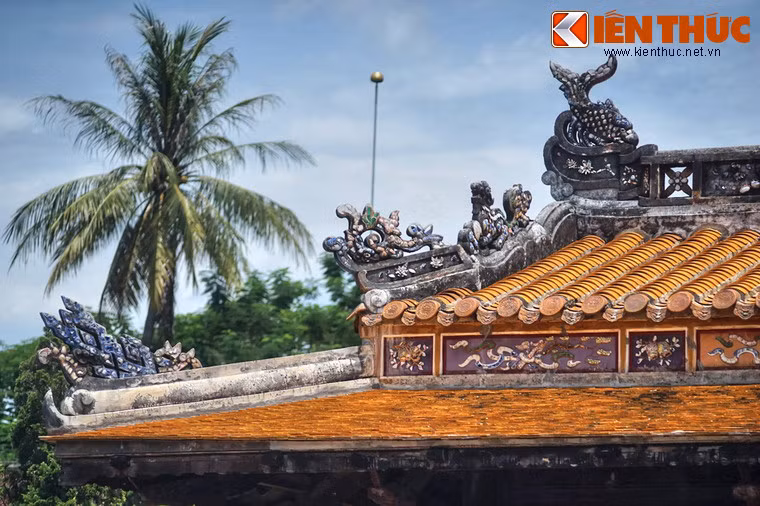 Toàn bộ hệ thống cổ diêm của mái hạ và bờ nóc đều được chia thành các ô hộc để trang trí. Các mô típ trang trí đều là các mô típ truyền thống Huế, chủ yếu là bát bửu, hoa lá.