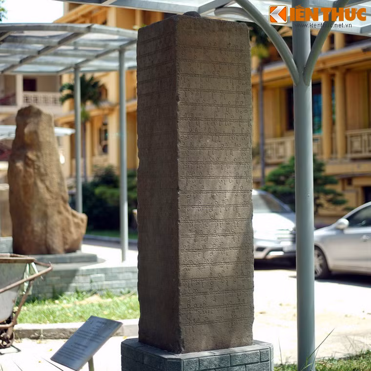 Cột đá có niên đại từ thế kỷ 12, được dựng ở thánh địa Mỹ Sơn, khắc minh văn ca ngợi vua Jaya Indravarman xây dựng lại đền thờ Srisara Bhadresvara cùng các tượng thần vào năm 1085 - 1092.