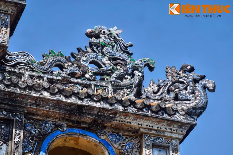 Về mặt lịch sử, cửa Chương Đức và Hiển Nhơn là dấu ấn đặc sắc mà vua Khải Định đã để lại cho Cố đô Huế.