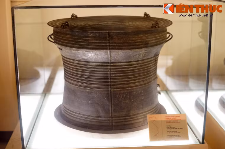 Trong số các trống đồng Đông Sơn đã được phát hiện ở Việt Nam, nhiều chiếc trống được trang trí trên mặt một hình tượng rất thú vị. (Ảnh trong bài chụp tại bảo tàng Lịch sử Quốc gia ở Hà Nội).