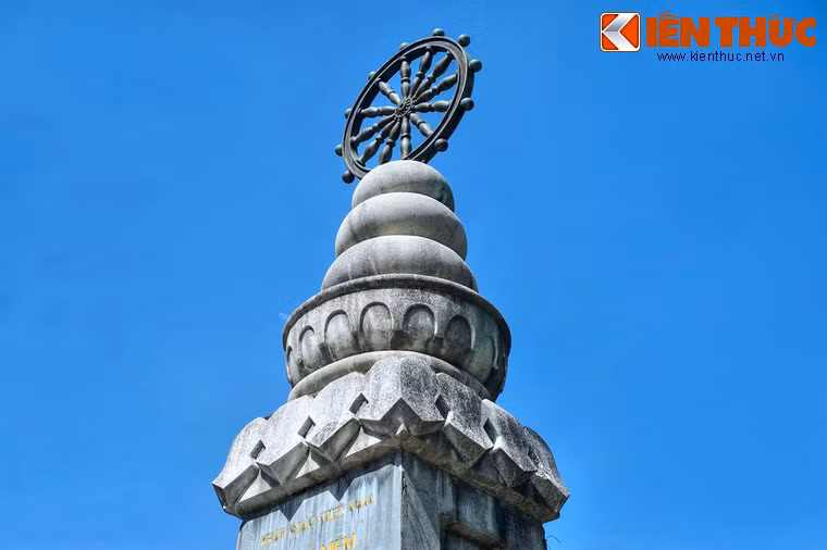 Phía trên cùng là bánh xe Pháp có 12 nan được đúc bằng đồng, biểu thị cho 12 nhân duyên trong Phật giáo.