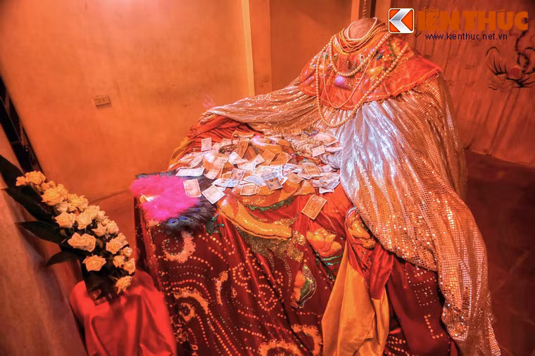 Hậu cung là nơi đặt một phiến đá tự nhiên có hình người không đầu, theo truyền thuyết là di thể của nàng Mỵ Châu sau khi vị vua cha chém đầu.