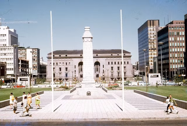 Đài Tưởng niệm Chiến tranh ở quảng trường trước Thư viện Thành phố. Ảnh: Vintag.