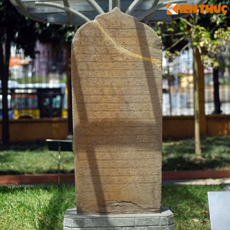 Bia Mỹ Sơn III có niên đại từ thế kỷ 11, được dựng tại thánh địa Mỹ Sơn, ghi công lao của vua Harivarman và công việc xây dựng đền thờ cùng những bức tượng để biểu thị lòng tôn kính thần Srisannabhadresvana.