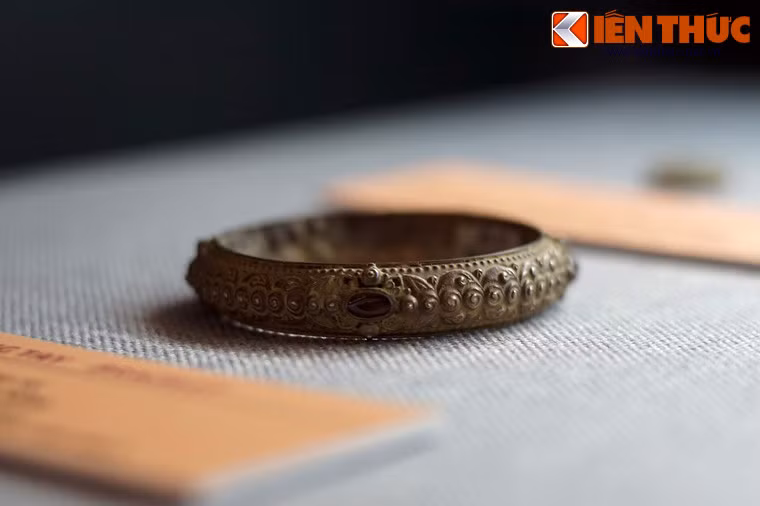 Do biến thiên của lịch sử, rất nhiều báu vật Chăm đã bị mất mát. Chỉ còn một phần nhỏ được lưu giữ trong các viện bảo tàng hoặc bộ sưu tập cá nhân. Ảnh: Vòng tay bằng bạc, niên đại thế kỷ 14-15, phát hiện tại chân đèo Hải Vân, Đà Nẵng.