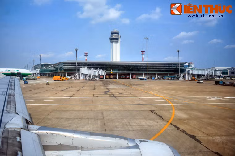 Đêm 30, rạng ngày 31/1/1968 (Mùng 2 Tết), các chiến sĩ của Tiểu đoàn 16 đã thực hiện một cuộc tấn công quả cảm vào Sân bay Tân Sơn Nhất. Dưới làn đạn của đối phương, các anh đã băng qua hàng rào thép gai đánh chiếm lô cốt địch, tràn vào sân bay phá hủy máy bay. Nhiều chiến sỹ bị thương vẫn chống trả lại rất kiên cường. Họ gượng dậy tì súng vào máy bay giặc để chiến đấu, lấy máy bay giặc làm nơi che chở. Hình ảnh ấy đã trở thành nguồn cảm hứng để nhà thơ - anh hùng liệt sỹ Lê Anh Xuân sáng tác bài thơ "Dáng đứng Việt Nam" bất hủ.