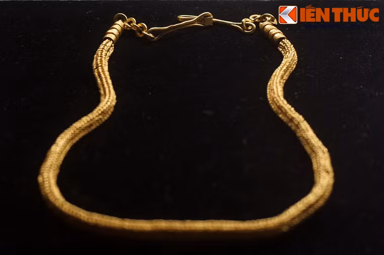 Được phát hiện lần đầu tiên ở Óc Eo, Ba Thê (An Giang), việc khai quật các di tích văn hóa Óc Eo sau đó được mở rộng ra phạm vi các tỉnh miền Nam như: Đồng Nai, TP.HCM, Vĩnh Long, Trà Vinh, Tiền Giang, Đồng Tháp, Cần Thơ… Ảnh: Vòng cổ làm bằng vàng có niên đại từ thế kỷ 3 - 7.