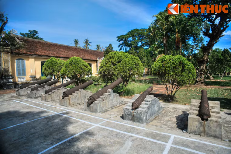 Vuông góc với hai tòa nhà trwgn bày là hai dãy nhà kho. Giữa nhà kho và nhà trưng bày còn có nhà cầu kiểu 3 gian nối liền hai công trình.