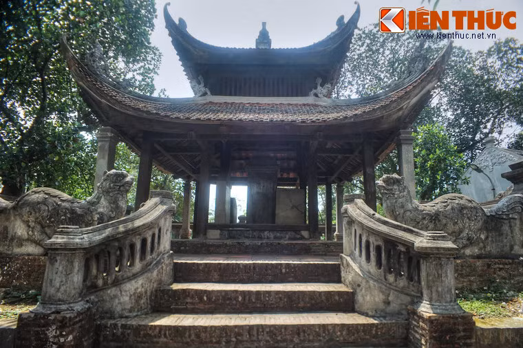 Tòa bi đình nằm ở bên phải khu đền.