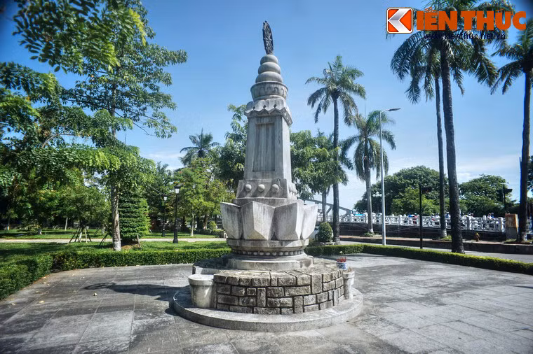 Công trình được xây dựng theo đồ án kiến trúc của kỹ sư Ngô Nẫm, có chiều cao 6m, gồm 3 phần: phần đế, phần thân và phần đỉnh.