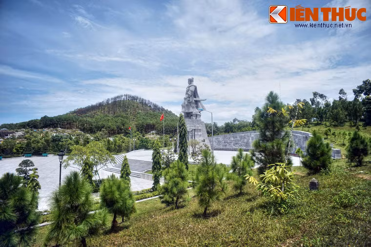 Đây là một ngọn núi nhỏ cao 43m, nằm cạnh núi Ngự Bình, được anh hùng áo vải Nguyễn Huệ chọn làm nơi lập đàn Nam Giao để tế cáo Trời Đất, chính danh lên ngôi Hoàng đế với niên hiệu Quang Trung vào ngày 25/11 năm Mậu Thân (22/12/1788).