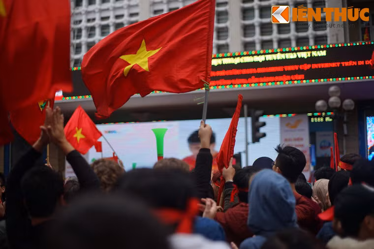 Bầu không khí ở khu vực Bưu điện Hà Nội không kém phần sôi động.