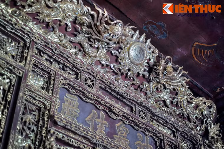 Cận cảnh hình tượng rồng trên bức đại hoành phi của đình Ngự Triều Di Quy.