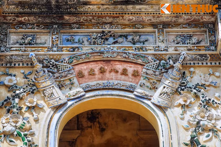 Một số hình ảnh về các họa tiết trang trí trên hai cửa Hiển Nhơn và Chương Đức.