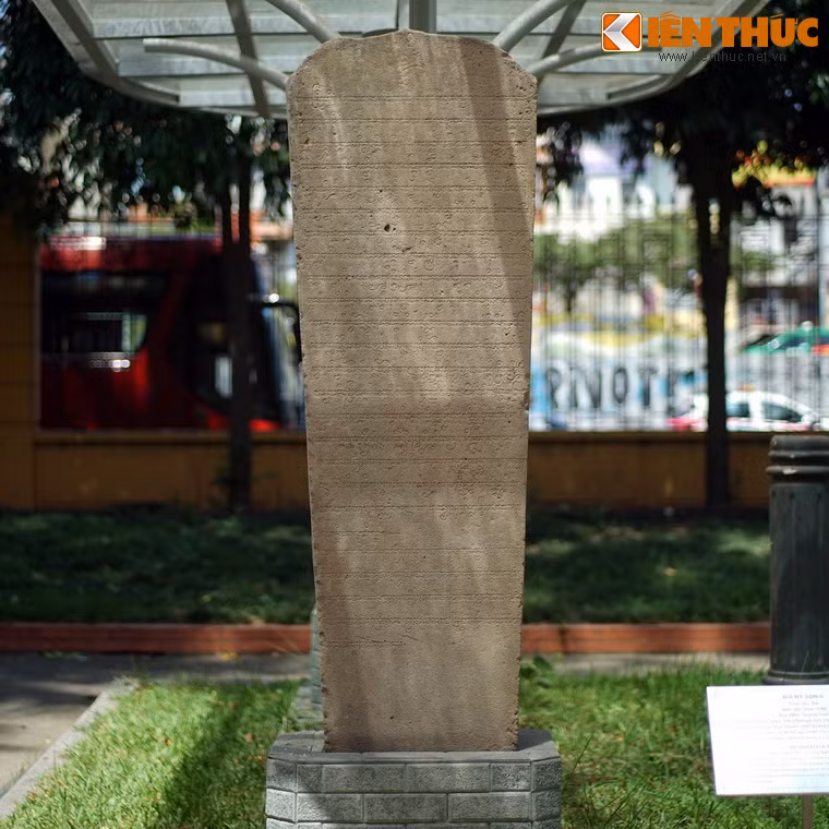 Bia Mỹ Sơn II được dựng năm 1002 Saka (năm 1080) tại thánh địa Mỹ Sơn, ghi công lao phục hồi các công trình tôn giáo và đô thị sau chiến tranh cùng việc cung tiến cho thần Srisannabhadresvana của vua Harivarman.