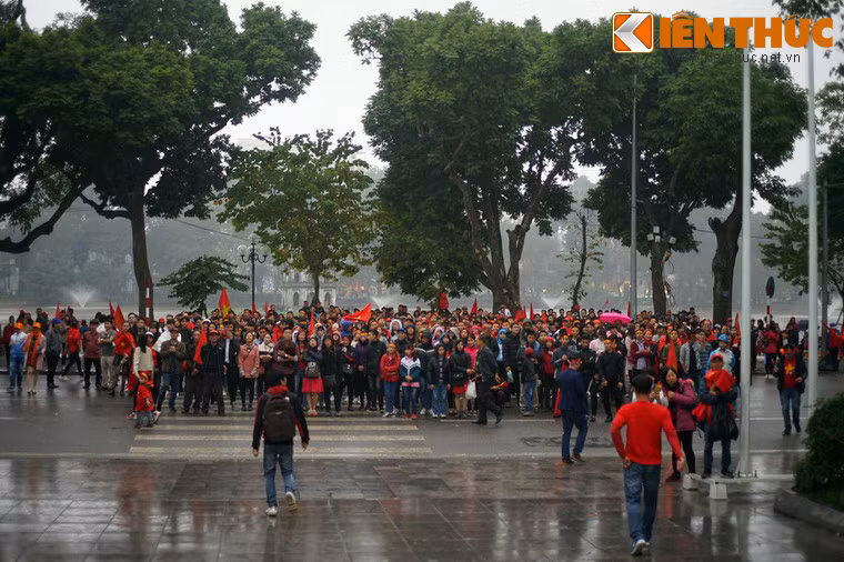 Chiều 27/1, bất thấp thời tiết mưa phùn và giá lạnh, hàng vạn người đã đổ về khu vực bờ hồ Gươm của Hà Nội để theo dõi trận chung kết U23 châu Á giữa U23 Việt Nam và U23 Uzbekistan.