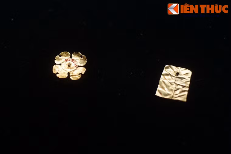 Mảnh vàng hình hoa lá, niên đại thế kỷ 5-7.