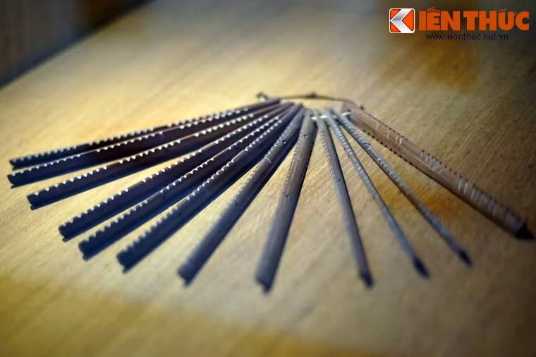 Sở dĩ gọi là lịch đoi, bởi vì lịch này phân chia ngày tháng trong năm theo sự vận hành của sao đoi, hay sao tua rua. Khi sao đoi vượt qua mặt trăng, người xưa gọi đó là ngày đoi vào hay ngày ngậm đoi. Căn cứ vào các ngày đoi vào và sự chuyển dịch sao đoi mà người ta phân biệt ngày, tháng, trong một năm.