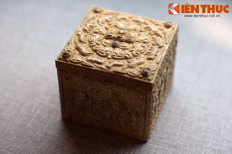 Sự phong phú về số lượng và đa dạng về loại hình của đồ trang sức bằng vàng, bạc của người Chăm là những minh chứng đầy thuyết phục cho nghệ thuật kim hoàn Chăm Pa. Ảnh: Hộp đựng trang sức bằng bạc nạm đá quý, niên đại thế kỷ 14-15, phát hiện tại chân đèo Hải Vân, Đà Nẵng.