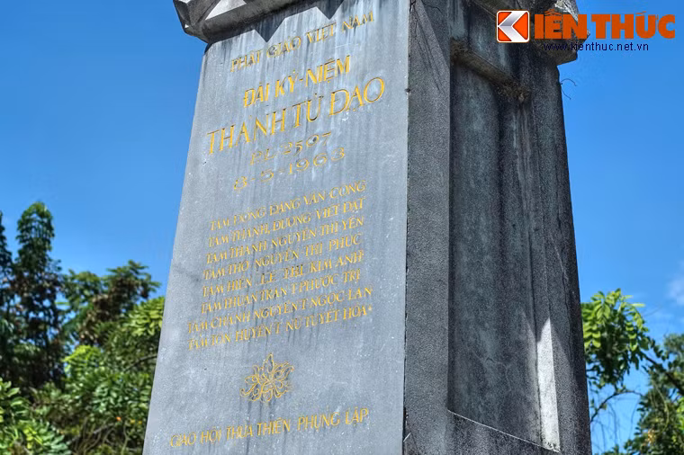 Mặt tiền phần thân hướng ra ngã tư, được dùng làm bia ghi lạc khoản “Giáo hội Phật giáo Việt Nam, Phật lịch 2507, ngày 8/5/1963” ở bên trên, “Giáo hội Thừa Thiên phụng lập” ở phía dưới. Giữa bia ghi pháp danh và thế danh 8 vị Thánh tử đạo vào đêm mùng 8/5/1963, tức đêm rằm tháng 4 Phật lịch 2507.